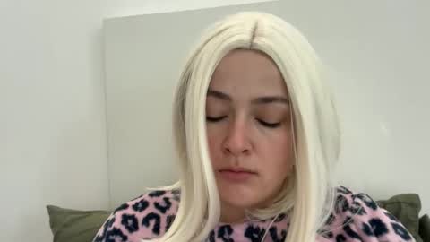 Snapshot of emily_morning_dew chatting on 11-02-25, 09:00 emily_morning_dew online show from 11-02-25, 09:00