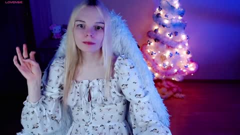 Snapshot of emily_nyaffe chatting on 12-22-24, 01:45 Lia online show from 12-22-24, 01:45