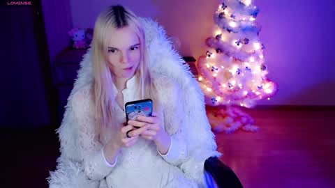 Snapshot of emily_nyaffe chatting on 12-23-24, 12:35 Lia online show from 12-23-24, 12:35