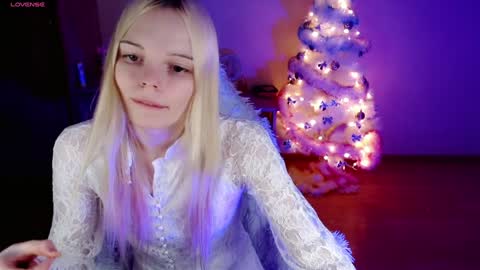 Snapshot of emily_nyaffe chatting on 12-24-24, 09:22 Lia online show from 12-24-24, 09:22