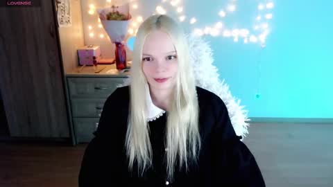 Snapshot of emily_nyaffe chatting on 03-04-25, 08:16 Lia online show from 03-04-25, 08:16