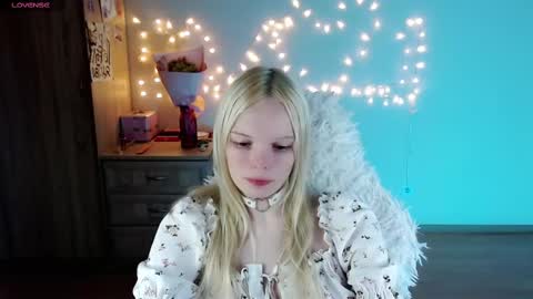 Snapshot of emily_nyaffe chatting on 03-10-25, 12:04 Lia online show from 03-10-25, 12:04