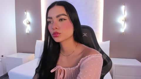 Snapshot of emily_tolson chatting on 12-18-25, 07:20 emily_tolson online show from 12-18-25, 07:20