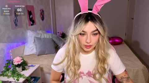 Snapshot of emily_tyler19 chatting on 04-06-26, 08:37 Emily online show from 04-06-26, 08:37