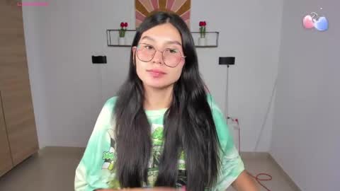 Snapshot of emily_villamil_ chatting on 04-21-26, 09:50 Emi online show from 04-21-26, 09:50