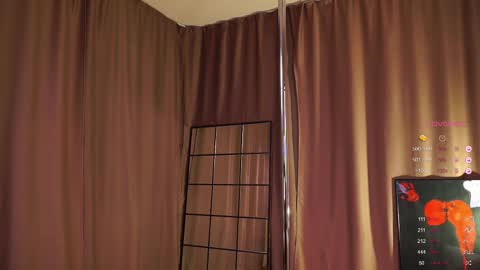 Snapshot of emily_w0w_ chatting on 02-24-25, 09:00 Lia online show from 02-24-25, 09:00