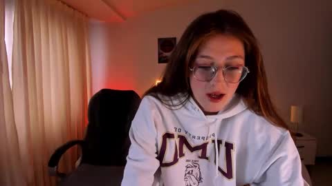 Snapshot of emily_warren__ chatting on 09-30-25, 08:58 emily_warren__ online show from 09-30-25, 08:58