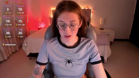 Snapshot of emily_warren__ chatting on 10-15-25, 07:36 emily_warren__ online show from 10-15-25, 07:36