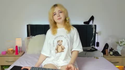 Snapshot of emilyangels chatting on 11-12-25, 07:53 Baby Emelli online show from 11-12-25, 07:53