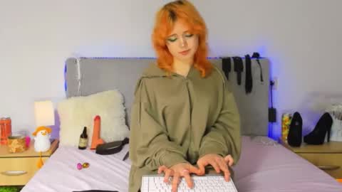 Snapshot of emilyangels chatting on 11-19-25, 11:32 Baby Emelli online show from 11-19-25, 11:32