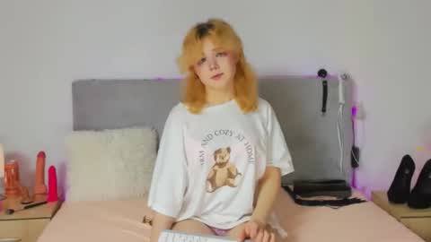 Snapshot of emilyangels chatting on 11-24-25, 07:52 Baby Emelli online show from 11-24-25, 07:52