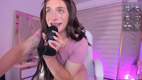 Snapshot of emilybeear chatting on 01-18-26, 09:02 EMILY RAFFS online show from 01-18-26, 09:02