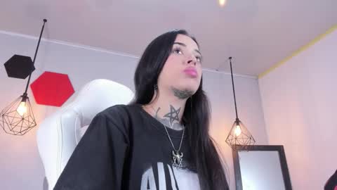 Snapshot of emilydaft chatting on 01-12-26, 08:36 fari online show from 01-12-26, 08:36