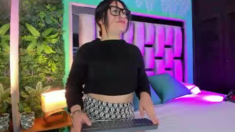 Snapshot of emilye_rousee chatting on 06-21-26, 12:41 Emilye online show from 06-21-26, 12:41