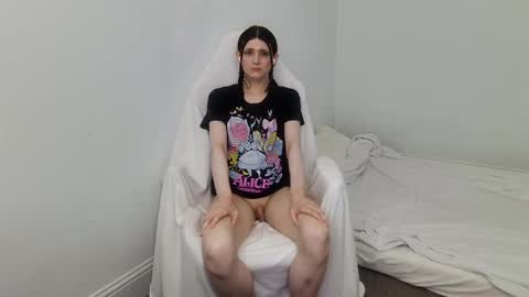 Snapshot of emilyfox5 chatting on 11-18-25, 11:15 emilyfox5 online show from 11-18-25, 11:15