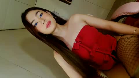 Snapshot of emilyfuckers chatting on 12-19-25, 05:14 ariane online show from 12-19-25, 05:14