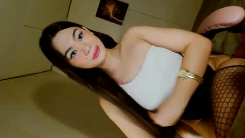 Snapshot of emilyfuckers chatting on 03-13-26, 08:43 ariane online show from 03-13-26, 08:43