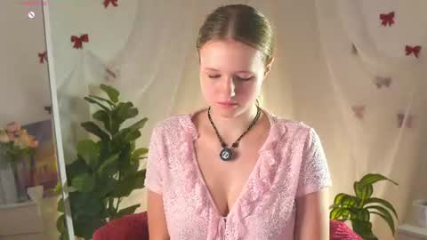 Snapshot of emilyhewell chatting on 06-20-26, 11:18 Emi online show from 06-20-26, 11:18