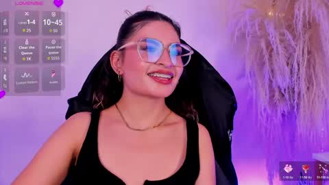 Snapshot of emilyjonesss_ chatting on 05-29-26, 04:32 Emilyjonnes online show from 05-29-26, 04:32