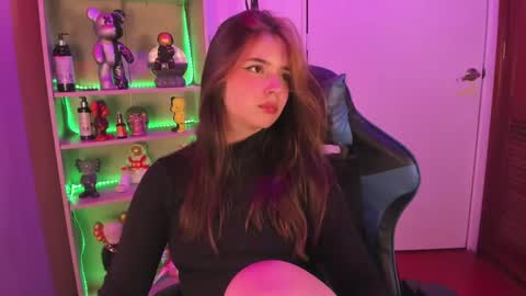Snapshot of emilykarterr chatting on 02-16-25, 08:00 VALEEEN online show from 02-16-25, 08:00
