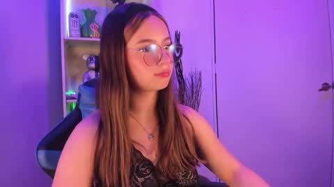 Snapshot of emilykarterr chatting on 03-11-25, 04:07 VALEEEN online show from 03-11-25, 04:07