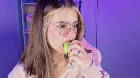 Snapshot of emilykarterr chatting on 10-15-25, 04:51 VALEEEN online show from 10-15-25, 04:51