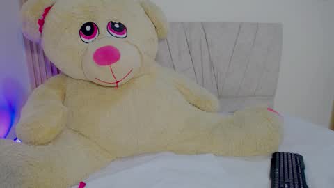 Snapshot of emilylittle___ chatting on 11-13-25, 02:05 EMI online show from 11-13-25, 02:05