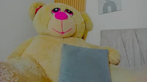 Snapshot of emilylittle___ chatting on 02-14-26, 01:30 EMI online show from 02-14-26, 01:30