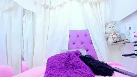 Snapshot of emilymadrid chatting on 01-14-25, 04:57 Emily online show from 01-14-25, 04:57