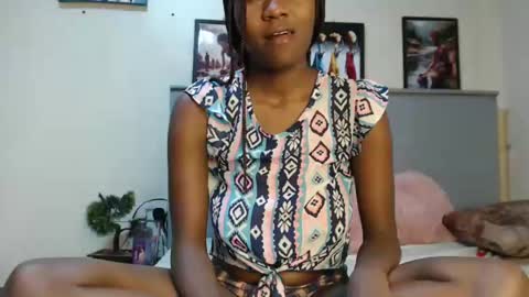 Snapshot of emilyposha chatting on 01-22-25, 12:27 Emilly online show from 01-22-25, 12:27