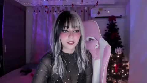 Snapshot of emilyrosss_ chatting on 12-12-24, 10:02 EMILY online show from 12-12-24, 10:02