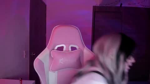 Snapshot of emilyrosss_ chatting on 03-01-25, 04:26 EMILY online show from 03-01-25, 04:26