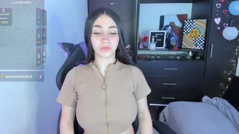 Snapshot of emilytafur chatting on 01-13-25, 06:38 Emy online show from 01-13-25, 06:38