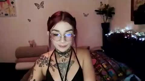 Snapshot of emilywhitee_ chatting on 02-08-25, 03:08 Valentina independent model online show from 02-08-25, 03:08