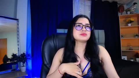 Snapshot of emilyy05_ chatting on 11-18-25, 03:34 Emily online show from 11-18-25, 03:34
