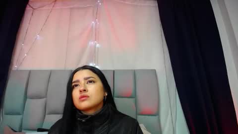 Snapshot of emilyy05_ chatting on 01-11-26, 03:11 Emily online show from 01-11-26, 03:11