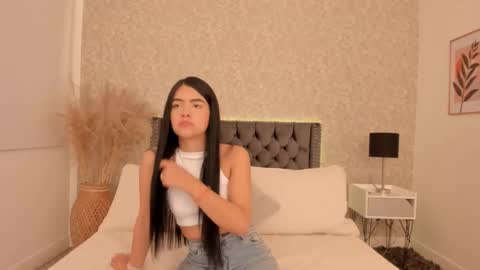 Snapshot of emma_1025 chatting on 02-25-25, 08:30 emma  online show from 02-25-25, 08:30