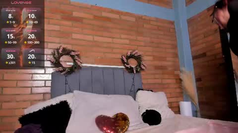 Snapshot of emma_belley chatting on 07-12-26, 08:11 Hey Im EmmaHelp me reach 100 likes online show from 07-12-26, 08:11