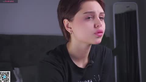 Snapshot of emma_bro0kss chatting on 06-14-26, 09:44 Emma online show from 06-14-26, 09:44