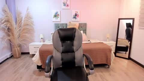 Snapshot of emma_charm_ chatting on 11-26-25, 12:28 Emma online show from 11-26-25, 12:28