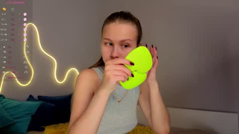 Snapshot of emma_clon chatting on 06-27-26, 01:43 Emma online show from 06-27-26, 01:43