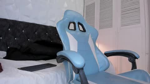 emma_dl2 online show from 02-10-25, 08:21