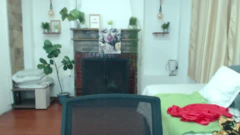 Snapshot of emma_hassani chatting on 04-21-26, 01:50 Tell me Emma online show from 04-21-26, 01:50