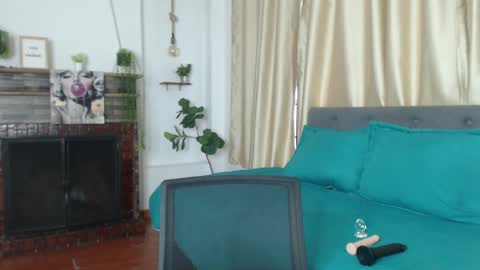 Snapshot of emma_hassani chatting on 05-19-26, 07:09 Tell me Emma online show from 05-19-26, 07:09