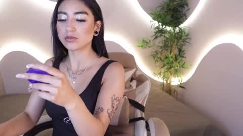 Snapshot of emma_lirys chatting on 12-01-25, 04:50 Emma online show from 12-01-25, 04:50