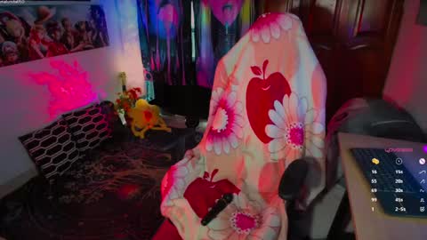 Snapshot of emma_luna059 chatting on 05-12-26, 07:11 LUNA online show from 05-12-26, 07:11