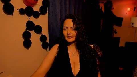 Snapshot of emma_luxy chatting on 10-31-25, 12:33 emma luxy online show from 10-31-25, 12:33