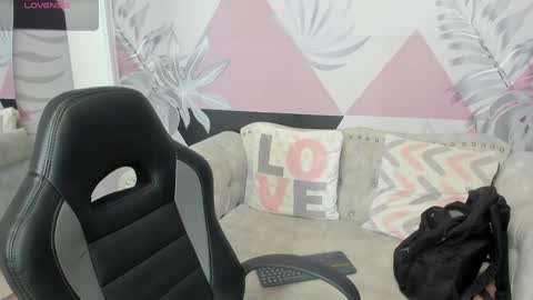 Snapshot of emma_petite4u chatting on 01-27-25, 06:20 Emma online show from 01-27-25, 06:20