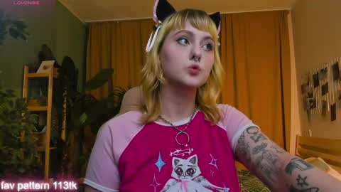 Snapshot of emma_thomps chatting on 05-04-26, 02:13 Rose online show from 05-04-26, 02:13