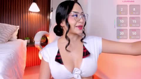 Snapshot of emma_white_01 chatting on 01-07-26, 02:36 emma your love online show from 01-07-26, 02:36